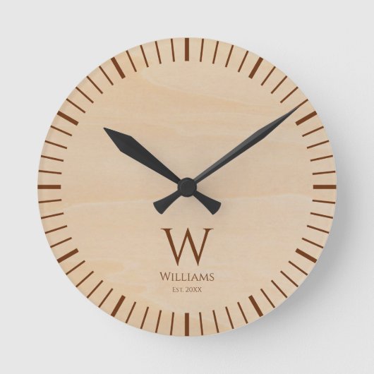Rustikales Holzmonogramm Brauner Anfangsbuchstabe Runde Wanduhr (Vorderseite)