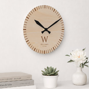 Rustikales Holzmonogramm Brauner Anfangsbuchstabe Runde Wanduhr