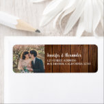 Rustikales Holzpaar Monogramm Name Foto Hochzeit<br><div class="desc">Rustikale,  dunkle Stallholz Rücksendeadresse Hochzeitslabel. Fügen Sie Ihr schönstes Foto hinzu und erstellen Sie ein ganz besonderes und einzigartiges persönliches Retourenlabel. Sie können den Text und das Foto leicht ändern. Wenn Sie Hilfe benötigen,  kontaktieren Sie mich unter pixelshoot3@gmail.com</div>