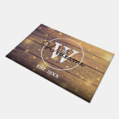 Rustikales Holzpaneel Monogram Script Fußmatte (Schrägansicht)