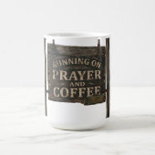 Rustikales Holzschild läuft auf Gebet & Kaffee Kaffeetasse (Mittel)
