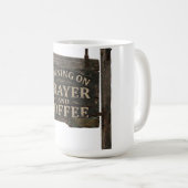 Rustikales Holzschild läuft auf Gebet & Kaffee Kaffeetasse (VorderseiteRechts)