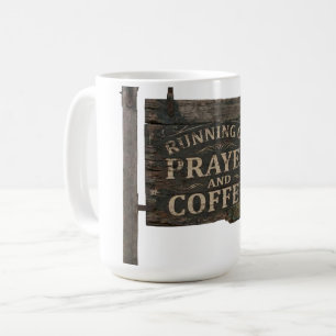 Rustikales Holzschild läuft auf Gebet & Kaffee Kaffeetasse