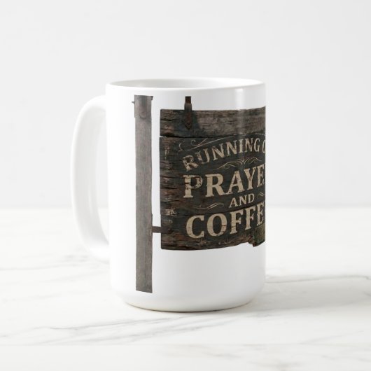 Rustikales Holzschild läuft auf Gebet & Kaffee Kaffeetasse (Vorderseite Links)