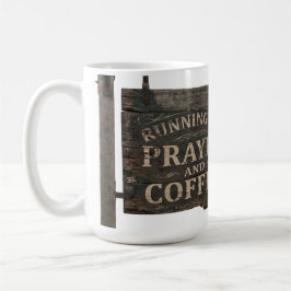 Rustikales Holzschild: Läuft auf Gebet & Kaffee Kaffeetasse