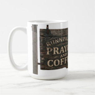 Rustikales Holzschild: Läuft auf Gebet & Kaffee Kaffeetasse