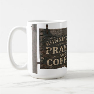 Rustikales Holzschild: Läuft auf Gebet & Kaffee Kaffeetasse