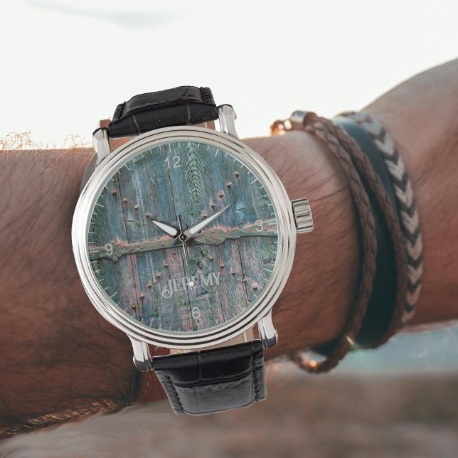 Rustikales Holztor und Bügeleisen in blau, persona Armbanduhr (Von Creator hochgeladen)