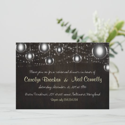 Rustikales Holzwinger-Light-Hochzeit-Probe-Dinner Einladung (Stehend Vorderseite)