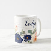 Rustikales Hübsches Marineblau, Peach floral Perso Kaffeetasse (VorderseiteRechts)
