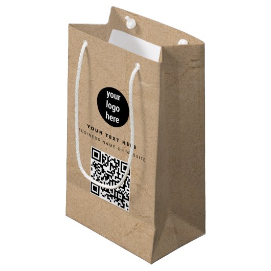 Rustikales Kraft Brown QR Code Business Logo Kleine Geschenktüte (Vorderseite Schrägansicht)