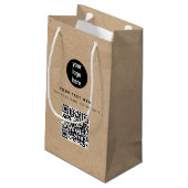 Rustikales Kraft Brown QR Code Business Logo Kleine Geschenktüte (Rückseite Schrägansicht)