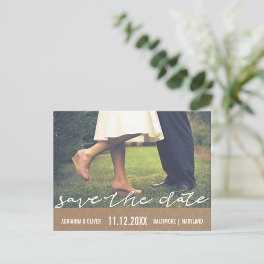 Rustikales Kraftpapier Save the Date Typografie-Fo Ankündigungspostkarte (Stehend Vorderseite)