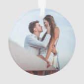 Rustikales Kranz-Foto Unser erstes Weihnachtsfest Ornament (Rückseite)