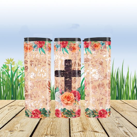 Rustikales Kreuz mit lebhaften Blume dekoriert Thermosbecher