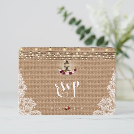 Rustikales Lace Burlap String Lights Wedding RSVP (Stehend Vorderseite)