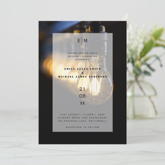 Rustikales Lager Edison Lights Wedding Einladung (Stehend Vorderseite)