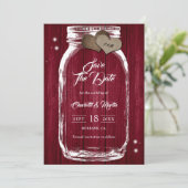 Rustikales Land Burgundy Wood Mason Jar Wedding Save The Date (Stehend Vorderseite)