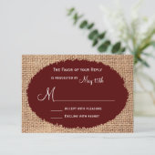 Rustikales Land Burlap Maroon Red Wedding RSVP (Stehend Vorderseite)