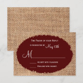 Rustikales Land Burlap Maroon Red Wedding RSVP Karte (Vorne/Hinten)