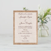 Rustikales Land Burlap Print Wedding Einladungen (Stehend Vorderseite)