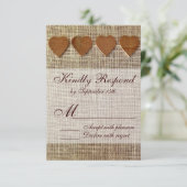 Rustikales Land Holz Herz Burlap Wedding RSVP (Stehend Vorderseite)