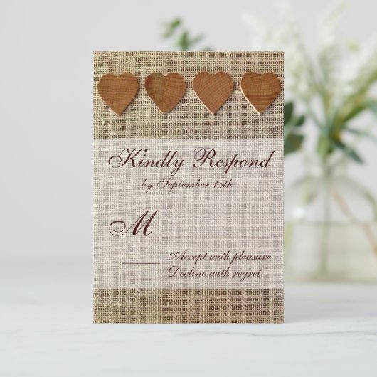 Rustikales Land Holz Herz Burlap Wedding RSVP (Stehend Vorderseite)