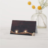 Rustikales Land Holz String Lights Hochzeit Platzkarte (Rückseite)