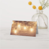 Rustikales Land Holz String Lights Hochzeit Platzkarte (Vorderseite)