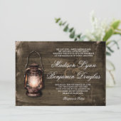 Rustikales Land Lattern Barn Wood Wedites Einladung (Stehend Vorderseite)