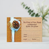 Rustikales Land Pinecone Wedding RSVP Karten (Stehend Vorderseite)