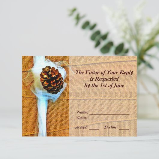 Rustikales Land Pinecone Wedding RSVP Karten (Stehend Vorderseite)