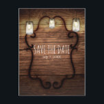 Rustikales Land Wood & Lightning Mason Jars Rett D Ankündigungspostkarte<br><div class="desc">Rustikales Landholz & Lighted Mason Jars Save the Date. Passende Artikel in meinem Geschäft.</div>