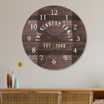 Rustikales Landhaus Familienname Holz Große Wanduhr<br><div class="desc">Rustikale Holzfamilie Name Bauernhaus Wall Clock - Bauernhauseigene Wanduhren für die perfekte Ergänzung,  um Ihrer Küche ein Landdekor-Aussehen zu geben.Personalisieren mit Familiennamen und festes Jahr für eine einzigartige Bauernmauer.</div>