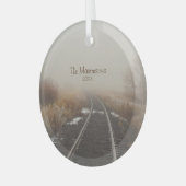 Rustikales ländliches Eisenbahngleis Personalisier Ornament Aus Glas (Vorderseite links)