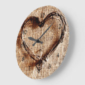 Rustikales Landweinherz auf Burlap Print Große Wanduhr (Winkel)