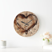 Rustikales Landweinherz auf Burlap Print Große Wanduhr (Zuhause)