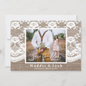 Rustikales Lässiges Burlap und Lace Save the Date Einladung (Vorderseite)