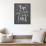 Rustikales Leben ist besser auf dem Chalkboard-See Leinwanddruck<br><div class="desc">Diese Leinwand im Bauernstil hat ein typisches Kalksteinkunstgefühl mit schwarzem Hintergrund und weißen Schriftart. Es ist perfekt für einen See Zuhause oder für jeden,  der Lieben am See ist. Erstellt von der einfachen Farmhouse Press.</div>