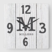 Rustikales Leichtholz-Familienname Monogram Bauern Quadratische Wanduhr (Vorderseite)