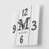 Rustikales Leichtholz-Familienname Monogram Bauern Quadratische Wanduhr (Winkel)