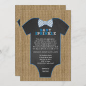 Rustikales Leinwand-Bogen-Krawatten-Shirtjunge Einladung (Vorne/Hinten)