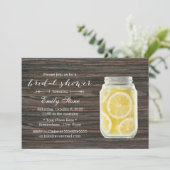 Rustikales Lemonade Mason Jar Brautparty Einladung (Stehend Vorderseite)