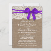 Rustikales Lila Bow, Burlap & Lace Brautparty Einladung (Vorderseite)