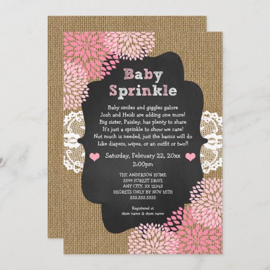 Rustikales Mädchen, das Baby besprühen, lädt Einladung (Vorne/Hinten)