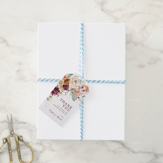 Rustikales Maroon Burnt Orange Brautparty Geschenkanhänger (Mit Garn)