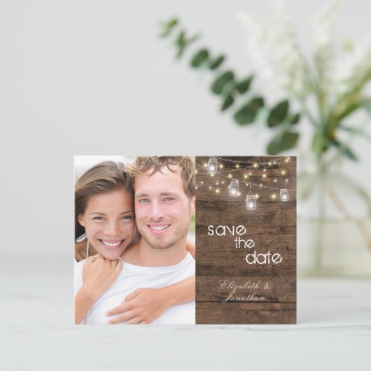 Rustikales Mason Jar String Lights Save the Date F Ankündigungspostkarte (Stehend Vorderseite)