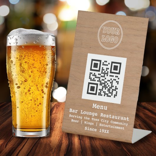 Rustikales Menü für das QR Bar Lounge-Restaurant m Sockelschild