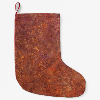 Rustikales Metall: strukturierte Oberfläche. Kleiner Weihnachtsstrumpf