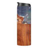 Rustikales Metall: Vintage Eisenstruktur. Thermosbecher (Nach rechts gedreht)